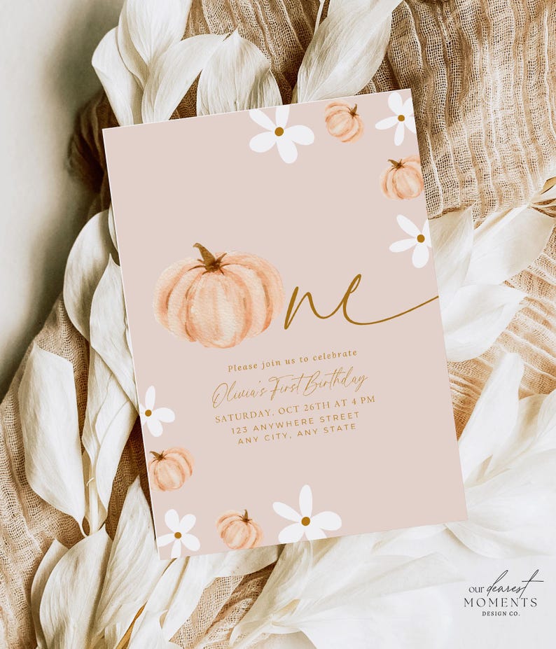 Pu&ograve; includere: Un invito di compleanno rosa con zucche ad acquerello e fiori bianchi. L'invito recita "One" in oro, con i dettagli del primo compleanno di Olivia. Il design include il testo "Please join us to celebrate" e i dettagli dell'evento.