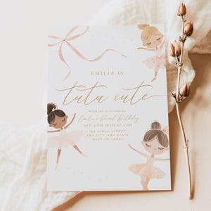 K&ouml;nnte beinhalten: Eine rechteckige Geburtstagseinladungskarte mit drei illustrierten Ballerinas in rosa Tutus, einem flie&szlig;enden rosa Band und goldenem Text: EMILIA IS tutu cute, Please join us to celebrate, Emilia's Second Birthday, SAT. JUNE 26TH AT 4 PM.