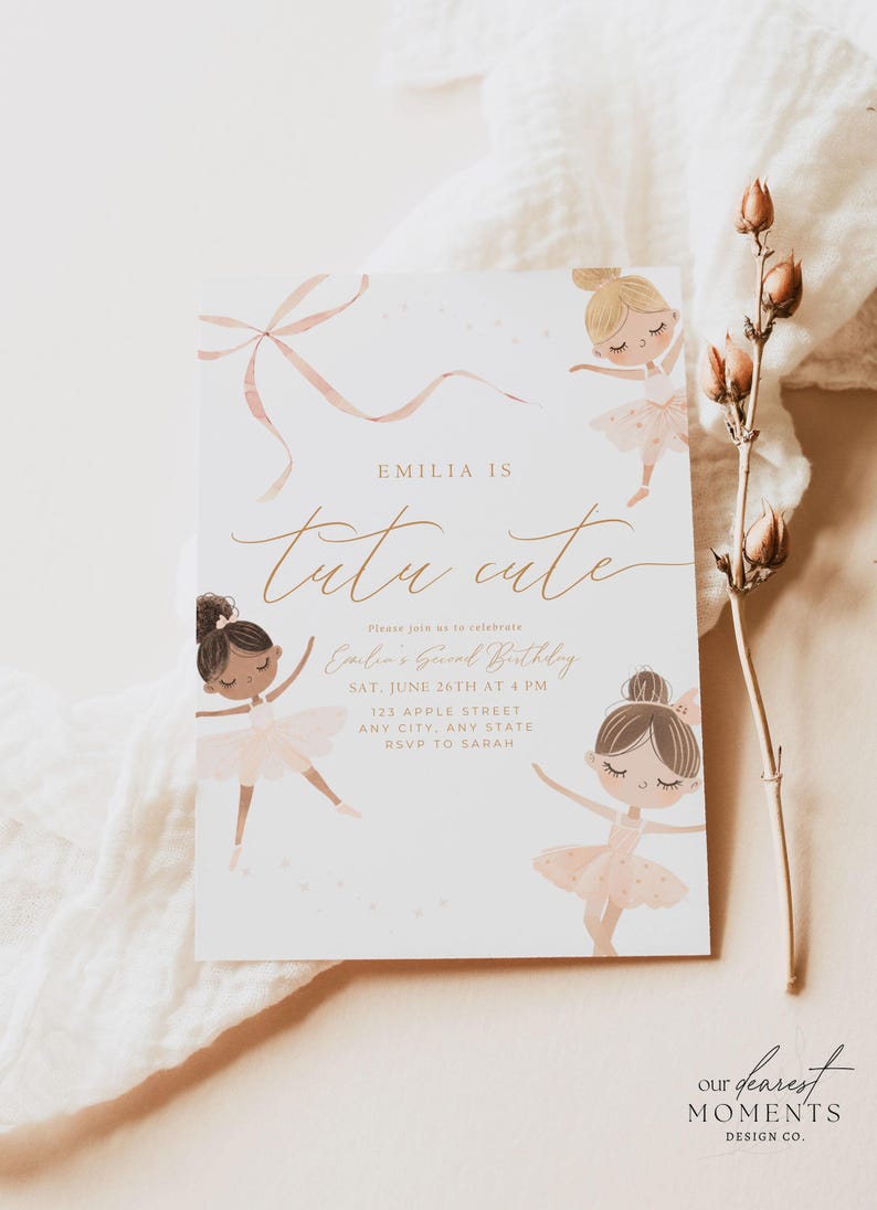 K&ouml;nnte beinhalten: Eine rechteckige Geburtstagseinladungskarte mit drei illustrierten Ballerinas in rosa Tutus, einem flie&szlig;enden rosa Band und goldenem Text: EMILIA IS tutu cute, Please join us to celebrate, Emilia's Second Birthday, SAT. JUNE 26TH AT 4 PM.