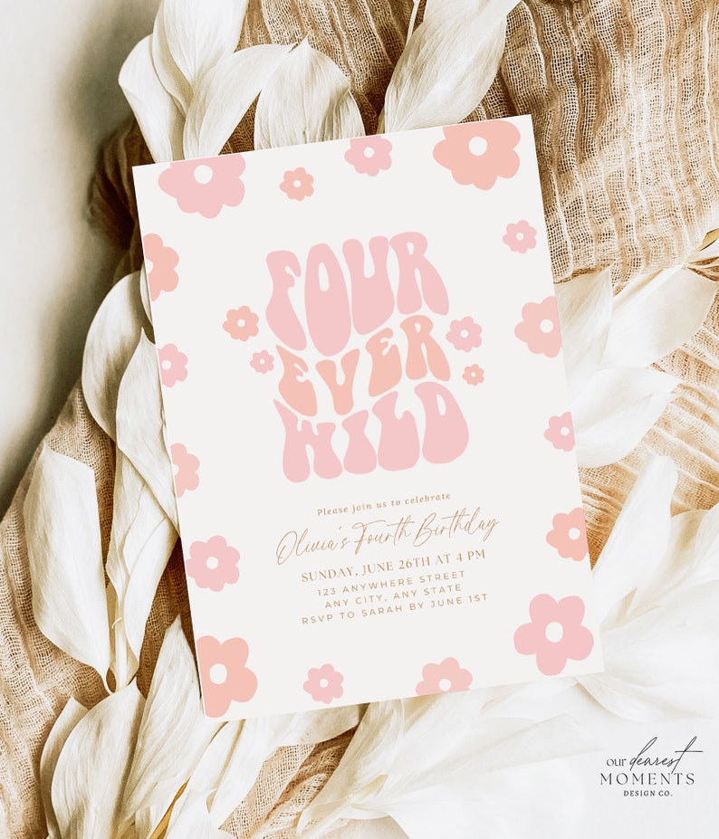 Op de afbeelding: Een roze en witte uitnodiging met de tekst "Four Ever Wild" in een retro lettertype. De uitnodiging is voor Olivia's vierde verjaardag. Het feest is op zondag 26 juni om 16:00 uur. Het adres is 123 Anywhere Street, Any City, Any State. RSVP naar Sarah v&oacute;&oacute;r 1 juni.