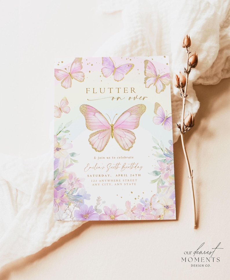 K&ouml;nnte beinhalten: Eine rosafarbene und goldene Einladung zum Thema Schmetterling mit dem Text "Flutter on over" und "Evelyn's Sixth Birthday". Die Einladung hat einen Aquarellhintergrund mit Blumen und Schmetterlingen.