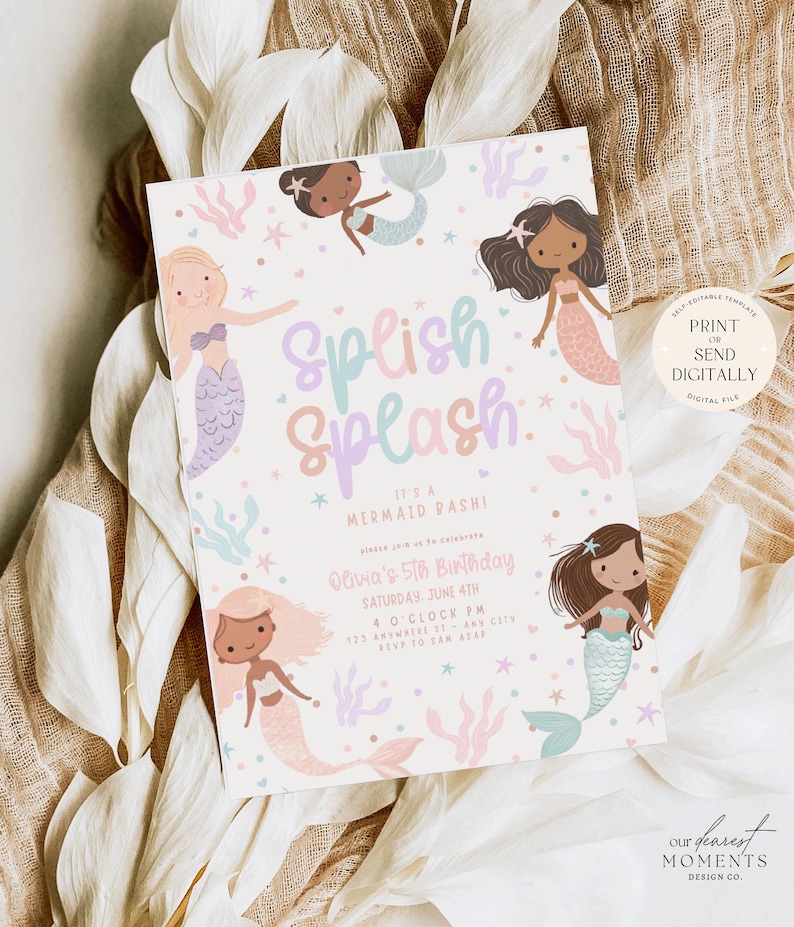 Op de afbeelding: Een pastelkleurige uitnodiging met zeemeerminthema met de woorden "Splish Splash" en "It's a Mermaid Bash!" erop gedrukt. De uitnodiging bevat illustraties van zeemeerminnen, zeesterren en zeewier. De uitnodiging is voor Olivia's 5e verjaardag.