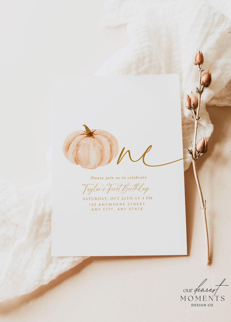 Pu&ograve; includere: Un biglietto d'invito bianco con un'illustrazione di zucca ad acquerello e testo dorato. Il testo recita "One", "Please join us to celebrate Taylor's First Birthday" e i dettagli dell'evento. Il design include il logo "Our Dearest Moments Design Co.".