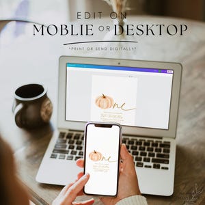Pu&ograve; includere: Un laptop e uno smartphone mostrano un invito digitale con una grafica di zucca e il testo "Taylor's First Birthday". L'invito &egrave; progettato per essere modificato su un dispositivo mobile o desktop e pu&ograve; essere stampato o inviato digitalmente.