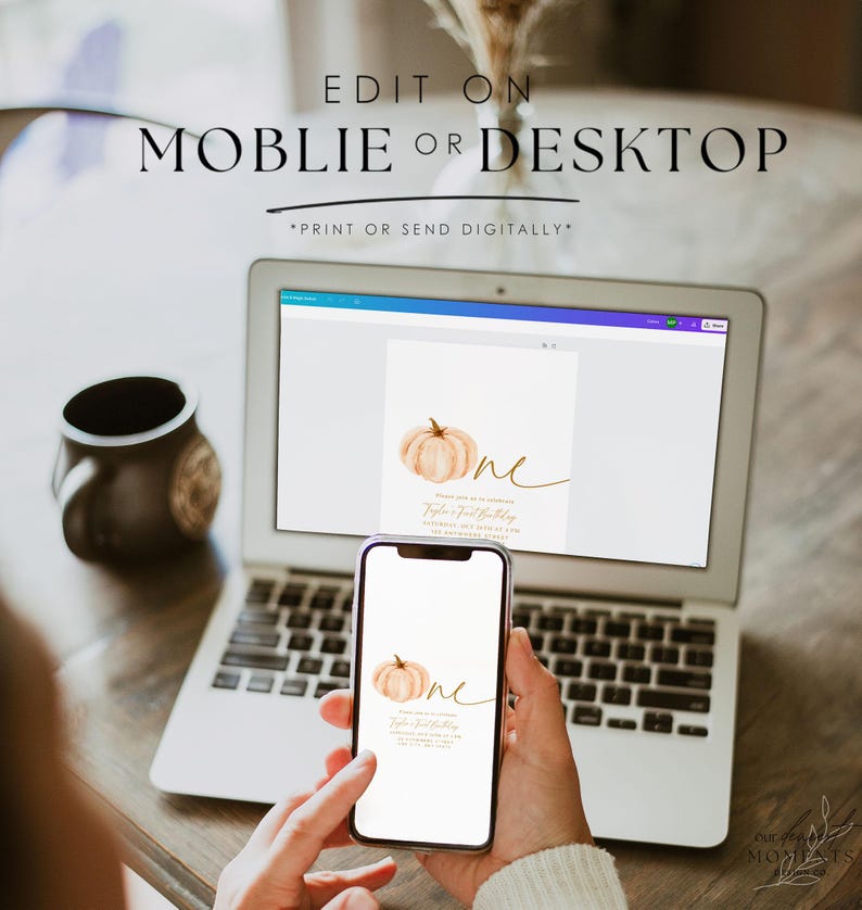 Pu&ograve; includere: Un laptop e uno smartphone mostrano un invito digitale con una grafica di zucca e il testo "Taylor's First Birthday". L'invito &egrave; progettato per essere modificato su un dispositivo mobile o desktop e pu&ograve; essere stampato o inviato digitalmente.