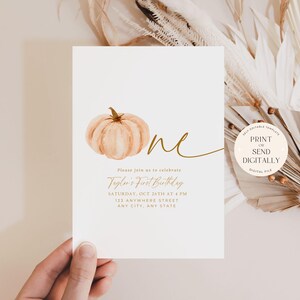 Pu&ograve; includere: Un biglietto d'invito color crema con una zucca ad acquerello e la parola "one" in corsivo dorato. Il testo recita "Taylor's First Birthday" con data, ora e dettagli dell'indirizzo. Una grafica circolare dice "Stampa o Invia Digitalmente".