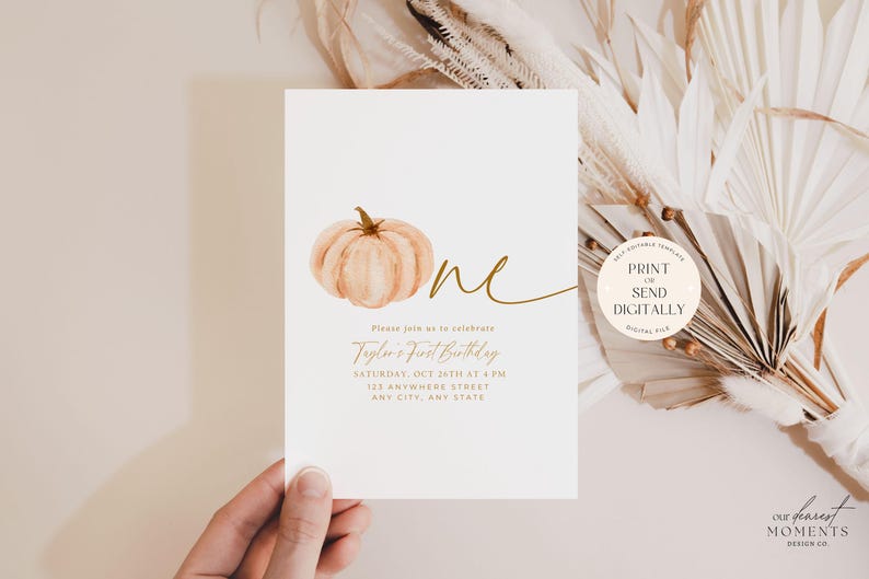 Pu&ograve; includere: Un biglietto d'invito color crema con una zucca ad acquerello e la parola "one" in corsivo dorato. Il testo recita "Taylor's First Birthday" con data, ora e dettagli dell'indirizzo. Una grafica circolare dice "Stampa o Invia Digitalmente".