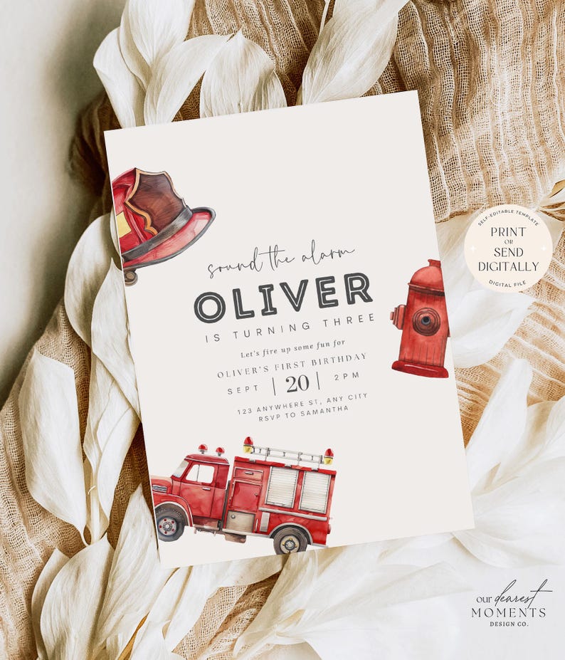 K&ouml;nnte beinhalten: Eine rote und wei&szlig;e Feuerwehr-Geburtstagseinladung mit einer Aquarell-Illustration eines Feuerwehrautos, eines Hydranten und einer Feuerwehrmannm&uuml;tze. Der Text lautet "Alarm schlagen Oliver wird drei. Lasst uns etwas Spa&szlig; f&uuml;r Olivers ersten Geburtstag haben Sept 20 14:00 Uhr 123 Anywhere St, Any City RSVP an Samantha".