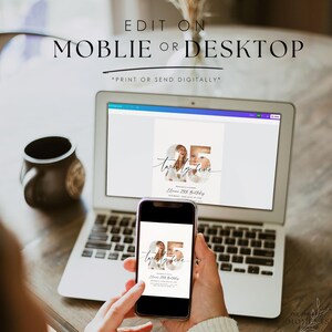 Puede incluir: Un port&aacute;til y un tel&eacute;fono inteligente muestran ambos una invitaci&oacute;n digital con una foto de dos personas y el texto "twenty-five" en una fuente manuscrita. El texto "Edit on Mobile or Desktop *Print or Send Digitally*" se muestra encima de la imagen.