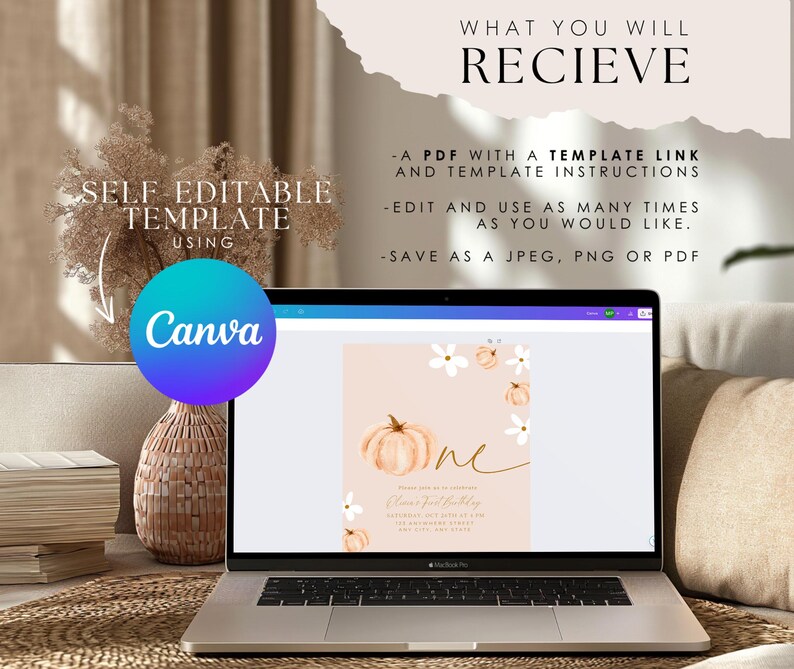 Pu&ograve; includere: Un laptop che mostra un modello di invito a tema autunnale con un'illustrazione di zucca e la parola "one". Lo schermo mostra il testo "What You Will Recieve" e "Self Editable Template Using Canva".