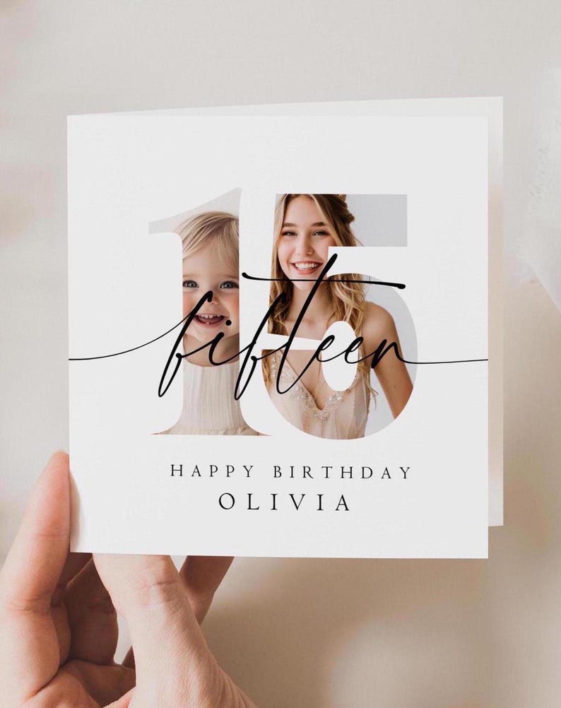Pode incluir: Um cart&atilde;o branco com um n&uacute;mero preto "15" com a palavra "fifteen" escrita em it&aacute;lico. O n&uacute;mero tem duas fotos de pessoas dentro. O texto "Happy Birthday Olivia" est&aacute; impresso abaixo do n&uacute;mero.