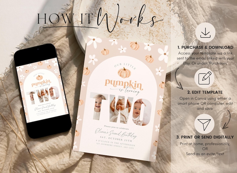 Puede incluir: Una invitaci&oacute;n digital con tema de calabaza para un segundo cumplea&ntilde;os. El dise&ntilde;o incluye el texto "Our Little Pumpkin is turning TWO" con fotos del ni&ntilde;o. La invitaci&oacute;n se muestra en un tel&eacute;fono y una tarjeta impresa.