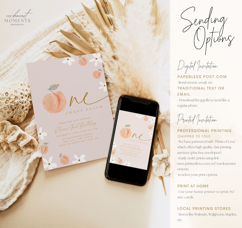 Może przedstawiać: R&oacute;żowe zaproszenie z akwarelowym motywem brzoskwini i kwiat&oacute;w, z tekstem "One Sweet Peach" i szczeg&oacute;łami wydarzenia. Smartfon wyświetla to samo zaproszenie. Obraz zawiera r&oacute;wnież tekst o opcjach zaproszeń cyfrowych i drukowanych.