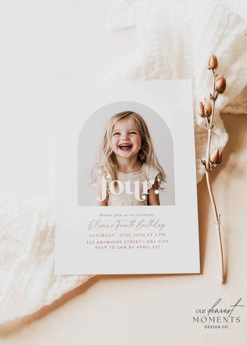 Puede incluir: Una tarjeta de invitaci&oacute;n blanca con una foto de una ni&ntilde;a sonriendo. La tarjeta dice "cuatro" en una fuente grande, blanca y estilizada. El texto "Olivia's Fourth Birthday" est&aacute; escrito en cursiva en un color rosa claro. La invitaci&oacute;n detalla la fecha, la hora, la ubicaci&oacute;n y la informaci&oacute;n de RSVP.