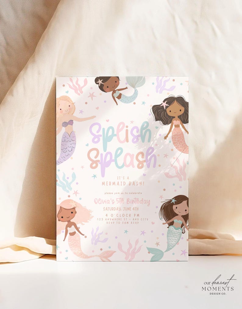 Op de afbeelding: Een rechthoekige uitnodigingskaart met een zeemeerminthema. De kaart bevat de woorden "Splish Splash" in pastelkleuren, samen met illustraties van zeemeerminnen en waterplanten. De tekst kondigt een verjaardagsfeest aan.
