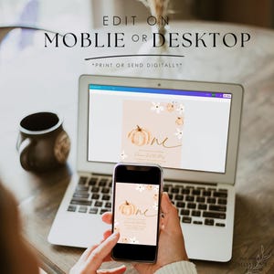 Pu&ograve; includere: Un laptop e uno smartphone mostrano un invito a tema autunnale con un design a zucca e floreale. L'invito recita "one" in corsivo e include il testo "Edit on Mobile or Desktop" e "Print or Send Digitally."