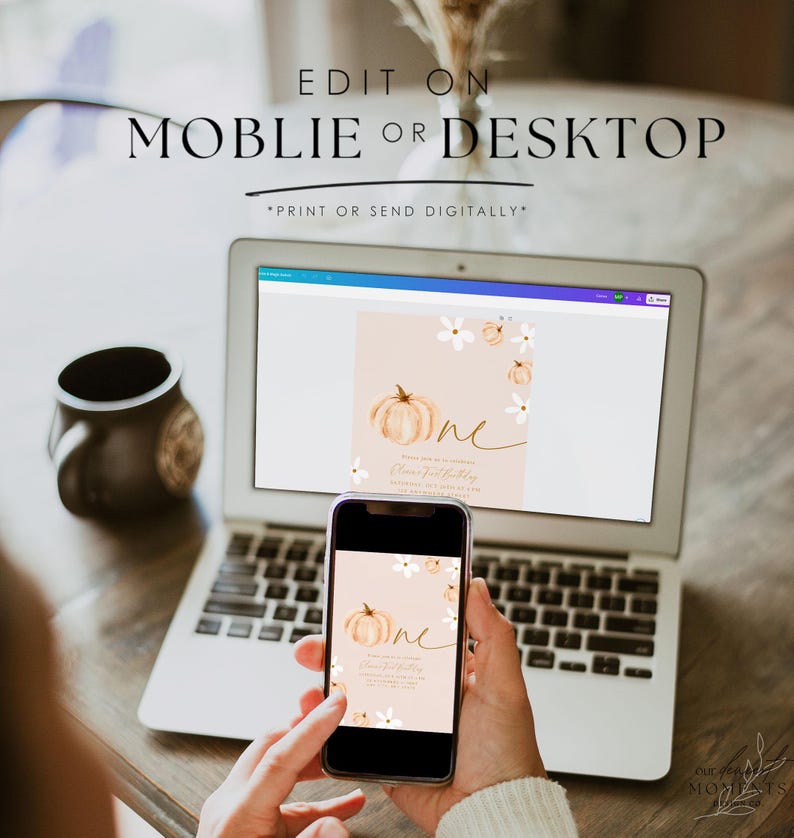 Pu&ograve; includere: Un laptop e uno smartphone mostrano un invito a tema autunnale con un design a zucca e floreale. L'invito recita "one" in corsivo e include il testo "Edit on Mobile or Desktop" e "Print or Send Digitally."