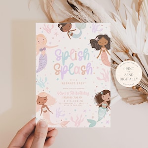 Op de afbeelding: Een pastelkleurige uitnodiging met zeemeermintthema met de woorden "Splish Splash" in een speels lettertype. De uitnodiging bevat illustraties van zeemeerminnen en aquatische elementen. De tekst "It's a Mermaid Bash!" is ook opgenomen.