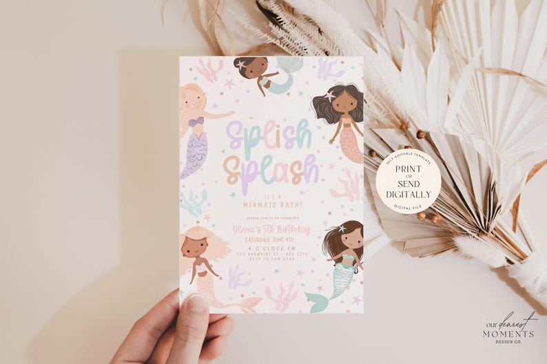 Op de afbeelding: Een pastelkleurige uitnodiging met zeemeermintthema met de woorden "Splish Splash" in een speels lettertype. De uitnodiging bevat illustraties van zeemeerminnen en aquatische elementen. De tekst "It's a Mermaid Bash!" is ook opgenomen.