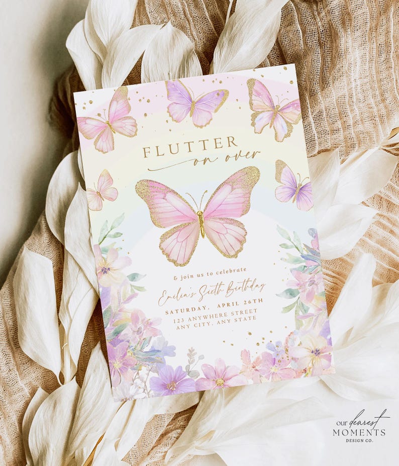 K&ouml;nnte beinhalten: Eine rosafarbene und violette Einladung zum Thema Schmetterlinge mit goldenen Glitzerakzenten. Die Einladung lautet "Flutter on over" und enth&auml;lt den Text "& join us to celebrate Emelia's Sixth Birthday". Die Einladung enth&auml;lt auch das Datum, die Uhrzeit und den Ort der Veranstaltung.