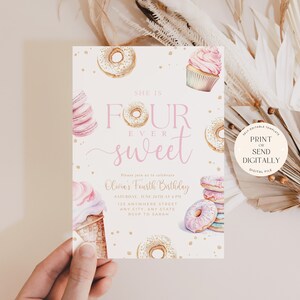 K&ouml;nnte beinhalten: Druckbare Geburtstagseinladung mit einem rosa und goldenen Farbschema. Die Einladung zeigt einen Donut, einen Cupcake und ein Eiswaffelhorn mit dem Text "She is Four Ever Sweet" und "Olivia's Fourth Birthday".