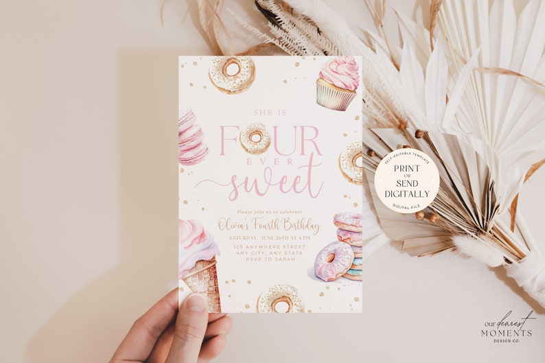 K&ouml;nnte beinhalten: Druckbare Geburtstagseinladung mit einem rosa und goldenen Farbschema. Die Einladung zeigt einen Donut, einen Cupcake und ein Eiswaffelhorn mit dem Text "She is Four Ever Sweet" und "Olivia's Fourth Birthday".