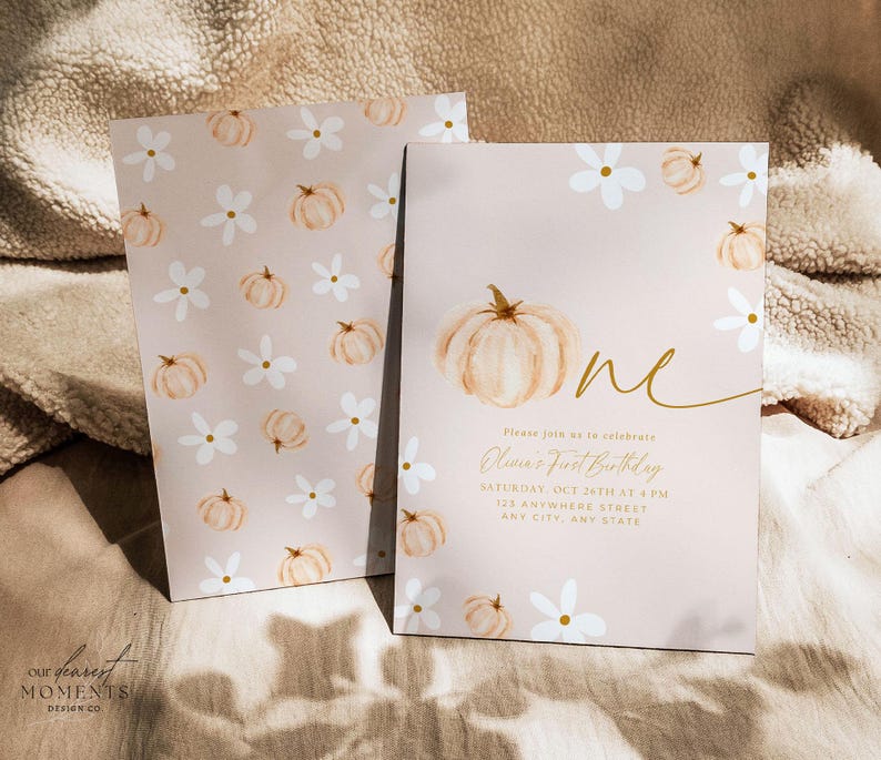 Pu&ograve; includere: Due inviti con sfondo rosa chiaro. Uno presenta una zucca ad acquerello e la parola "one" in oro. L'altro ha un motivo di zucche e fiori bianchi. Il testo sull'invito recita "Olivia's First Birthday".