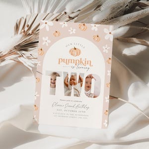 Puede incluir: Una tarjeta de invitaci&oacute;n de cumplea&ntilde;os con tem&aacute;tica de calabaza. La tarjeta presenta el texto "Our Little Pumpkin is Turning Two" con una ilustraci&oacute;n de calabaza. La tarjeta incluye tres fotos de un ni&ntilde;o y detalles del evento.