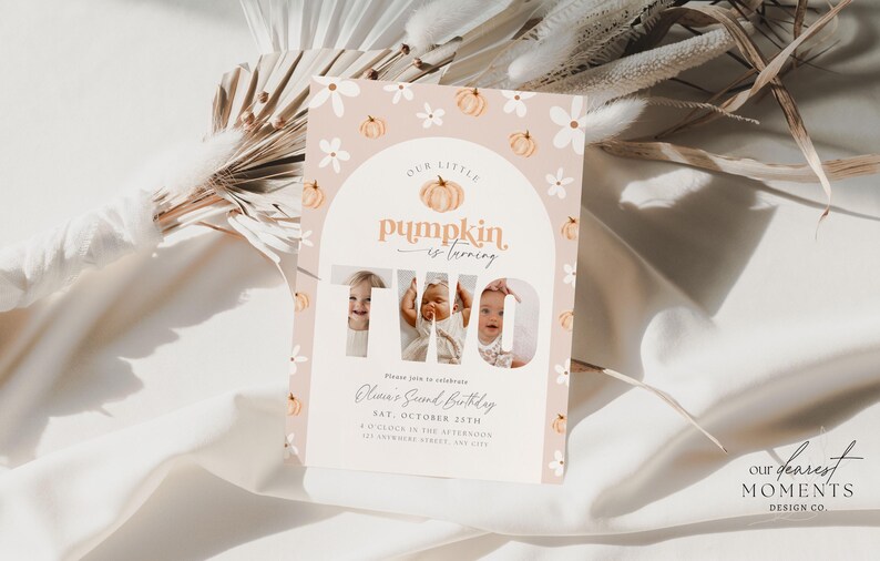 Puede incluir: Una tarjeta de invitaci&oacute;n de cumplea&ntilde;os con tem&aacute;tica de calabaza. La tarjeta presenta el texto "Our Little Pumpkin is Turning Two" con una ilustraci&oacute;n de calabaza. La tarjeta incluye tres fotos de un ni&ntilde;o y detalles del evento.