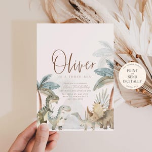 K&ouml;nnte beinhalten: Eine druckbare Einladung zu einer Dinosaurier-Geburtstagsparty. Die Einladung zeigt eine Aquarell-Illustration einer Palme und drei Dinosaurier mit dem Text "Oliver is a Three-Rex" und Details zur Party. Die Einladung enth&auml;lt auch den Text "Drucken oder digital versenden".
