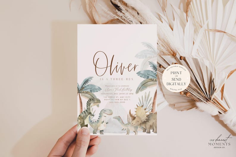 K&ouml;nnte beinhalten: Eine druckbare Einladung zu einer Dinosaurier-Geburtstagsparty. Die Einladung zeigt eine Aquarell-Illustration einer Palme und drei Dinosaurier mit dem Text "Oliver is a Three-Rex" und Details zur Party. Die Einladung enth&auml;lt auch den Text "Drucken oder digital versenden".