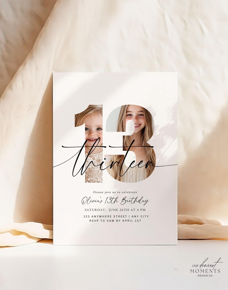 Op de afbeelding: Een witte uitnodigingskaart met een zwart-witfoto van twee meisjes in het getal "13" met de tekst "thirteen" in een handschrift. De tekst "Please join us to celebrate Olivia's 13th Birthday" is in zwart gedrukt. De uitnodiging bevat de datum, tijd, adres en RSVP-informatie.