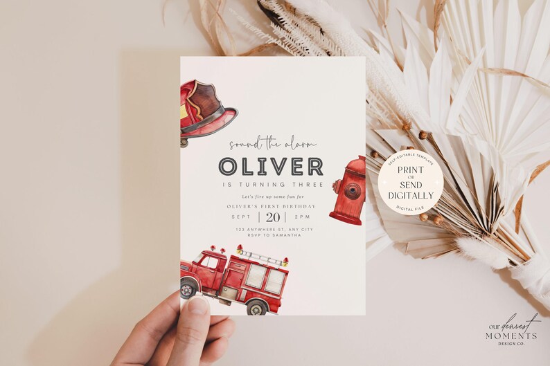 K&ouml;nnte beinhalten: Eine wei&szlig;e Einladungskarte mit Illustrationen eines roten und wei&szlig;en Feuerwehrautos, eines roten Hydranten und eines roten Feuerwehrhelms. Der Text auf der Karte lautet "Sound the alarm Oliver is turning three Let's fire up some fun for Oliver's first birthday Sept | 20 | 2PM 123 Anywhere St. Any City RSVP to Samantha". Ein kleiner runder Aufkleber auf der Karte lautet "Printable Template Print or Send Digitally Digital File".