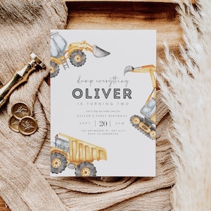 Może przedstawiać: Biała karta z zaproszeniem z akwarelową ilustracją ż&oacute;łtych pojazd&oacute;w budowlanych. Tekst na karcie brzmi "dump everything OLIVER is turning two Let's dig up some fun for OLIVER'S FIRST BIRTHDAY SEPT 20 2PM 123 ANYWHERE ST, ANY CITY RSVP TO SAMANTHA".