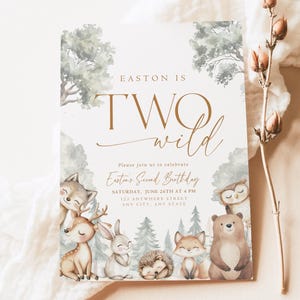 Könnte beinhalten: Einladung zum Geburtstag mit Waldthema und dem Text "Easton is Two Wild". Die Einladung zeigt Illustrationen von Waldtieren, darunter ein Fuchs, ein Bär, ein Reh und eine Eule. Datum, Uhrzeit und Ort sind ebenfalls angegeben.