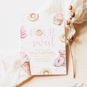 K&ouml;nnte beinhalten: Eine rosafarbene und goldene Geburtstagseinladung mit dem Text "She is Four Ever Sweet" und einer Illustration von Donut, Cupcake und Eiswaffel. Die Einladung enth&auml;lt den Text "Olivia's Fourth Birthday" und Details zur Party.