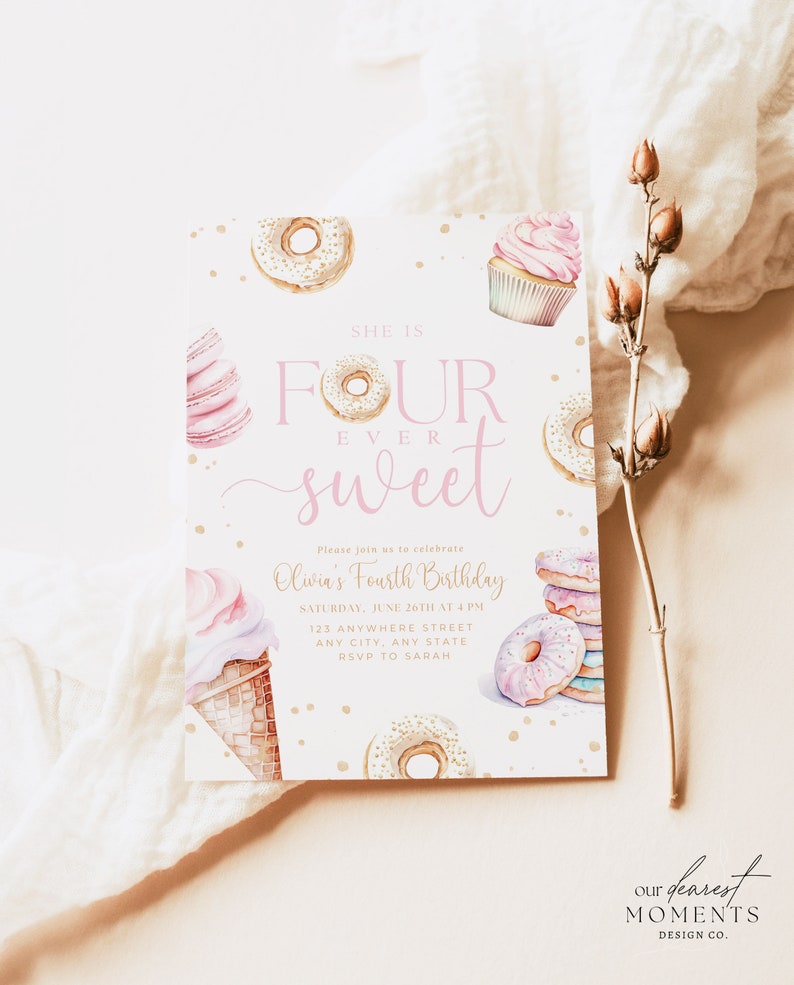 K&ouml;nnte beinhalten: Eine rosafarbene und goldene Geburtstagseinladung mit dem Text "She is Four Ever Sweet" und einer Illustration von Donut, Cupcake und Eiswaffel. Die Einladung enth&auml;lt den Text "Olivia's Fourth Birthday" und Details zur Party.