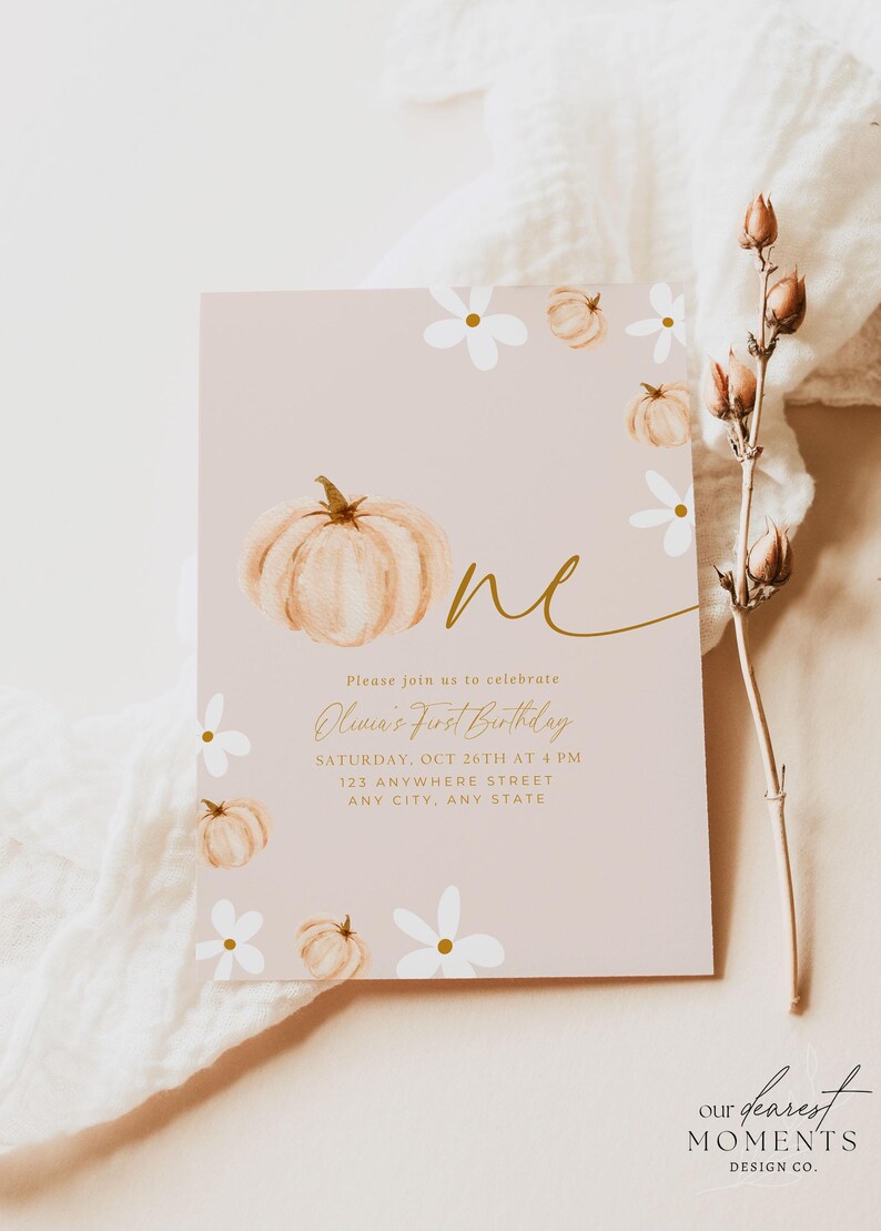 Pu&ograve; includere: Un biglietto d'invito rosa pallido con una zucca ad acquerello e dettagli floreali. Il testo "one" &egrave; in oro, con i dettagli della festa per il primo compleanno di Olivia. Il design include fiori bianchi e piccole zucche.