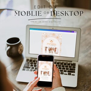 Puede incluir: Un port&aacute;til y un smartphone muestran una invitaci&oacute;n digital con tem&aacute;tica de calabaza. La invitaci&oacute;n dice "Our Little Pumpkin is turning TWO". Tambi&eacute;n se ve el texto "Edit on Mobile or Desktop" y "Print or Send Digitally".