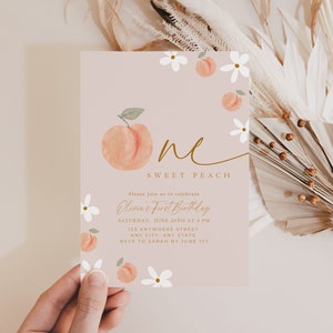 Peut inclure: Une invitation &agrave; un premier anniversaire sur le th&egrave;me de la p&ecirc;che avec une illustration de p&ecirc;che aquarelle et le texte "One Sweet Peach". L'invitation comprend les d&eacute;tails de la f&ecirc;te, y compris la date, l'heure et le lieu. Les informations de RSVP sont &eacute;galement incluses.