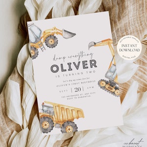 Może przedstawiać: Drukowane zaproszenie na drugie urodziny dziecka. Zaproszenie zawiera akwarelowy rysunek pojazd&oacute;w budowlanych i tekst "dump everything OLIVER is turning two". Zaproszenie zawiera r&oacute;wnież datę, godzinę i miejsce imprezy.