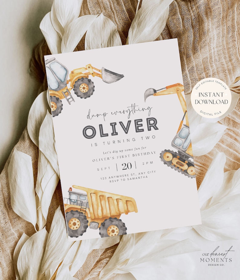 Może przedstawiać: Drukowane zaproszenie na drugie urodziny dziecka. Zaproszenie zawiera akwarelowy rysunek pojazd&oacute;w budowlanych i tekst "dump everything OLIVER is turning two". Zaproszenie zawiera r&oacute;wnież datę, godzinę i miejsce imprezy.