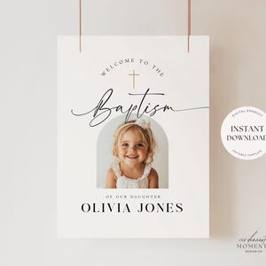 Puede incluir: Un letrero de bienvenida de bautizo color crema con una foto de un niño sonriente. El letrero incluye las palabras "Welcome to the Baptism" y el nombre "Olivia Jones". Un producto digital con una plantilla editable.