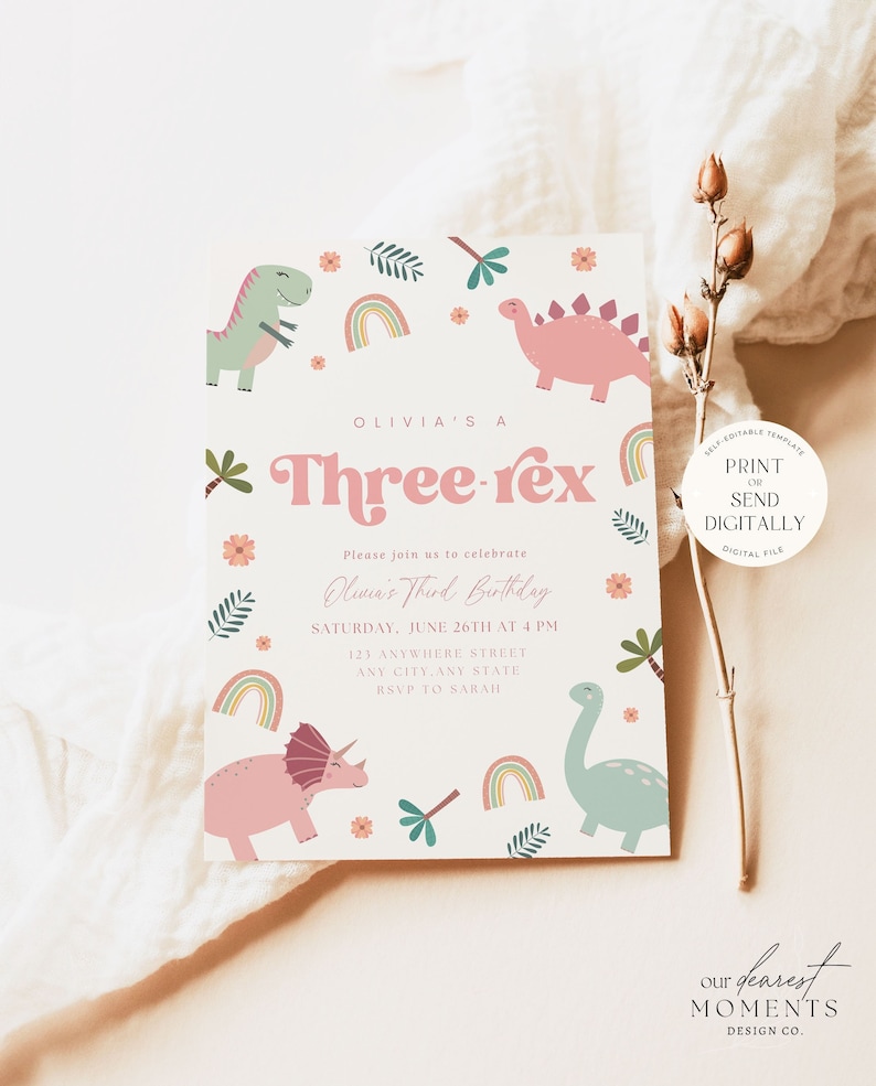 K&ouml;nnte beinhalten: Eine rosa und wei&szlig;e druckbare Einladung mit Dinosaurier-Motiv. Die Einladung lautet "Olivia's a Three-Rex" und enth&auml;lt den Text "Please join us to celebrate Olivia's Third Birthday" und "Saturday, June 26th at 4 PM".