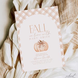 Pode incluir: Um convite para um ch&aacute; de beb&ecirc; com um padr&atilde;o xadrez rosa e branco. O convite apresenta uma ab&oacute;bora com um la&ccedil;o marrom e o texto "FALL in love with BABY SMITH". O convite tamb&eacute;m inclui a data, a hora e o local do ch&aacute; de beb&ecirc;.