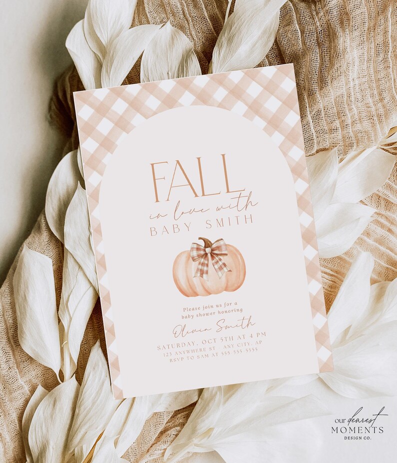 Pode incluir: Um convite para um ch&aacute; de beb&ecirc; com um padr&atilde;o xadrez rosa e branco. O convite apresenta uma ab&oacute;bora com um la&ccedil;o marrom e o texto "FALL in love with BABY SMITH". O convite tamb&eacute;m inclui a data, a hora e o local do ch&aacute; de beb&ecirc;.