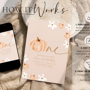 Pu&ograve; includere: Un invito per il primo compleanno color rosa con un design di zucca e fiori ad acquerello. L'invito &egrave; visualizzato su uno smartphone e su una scheda stampata. Il testo recita "How it Works" e "One".