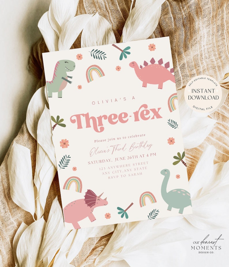 K&ouml;nnte beinhalten: Eine druckbare Einladung zu einer Kindergeburtstagsparty f&uuml;r ein dreij&auml;hriges Kind. Die Einladung zeigt ein pinkfarbenes und gr&uuml;nes Dinosaurier-Thema mit Regenb&ouml;gen und dem Text "Olivia's a Three-Rex".