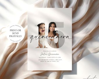 Op de afbeelding: Een witte quinceañera-uitnodiging met het nummer 15 en het woord "quinceañera" in script. De uitnodiging bevat foto's van een jong meisje en een jonge vrouw. De tekst luidt "Please join us to celebrate Julie's Quinceañera."