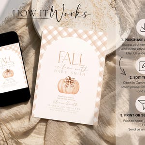 Pode incluir: Um convite digital imprim&iacute;vel para um ch&aacute; de beb&ecirc; com tema de outono. O convite apresenta uma ab&oacute;bora com um la&ccedil;o e o texto "Fall in love with Baby Smith".
